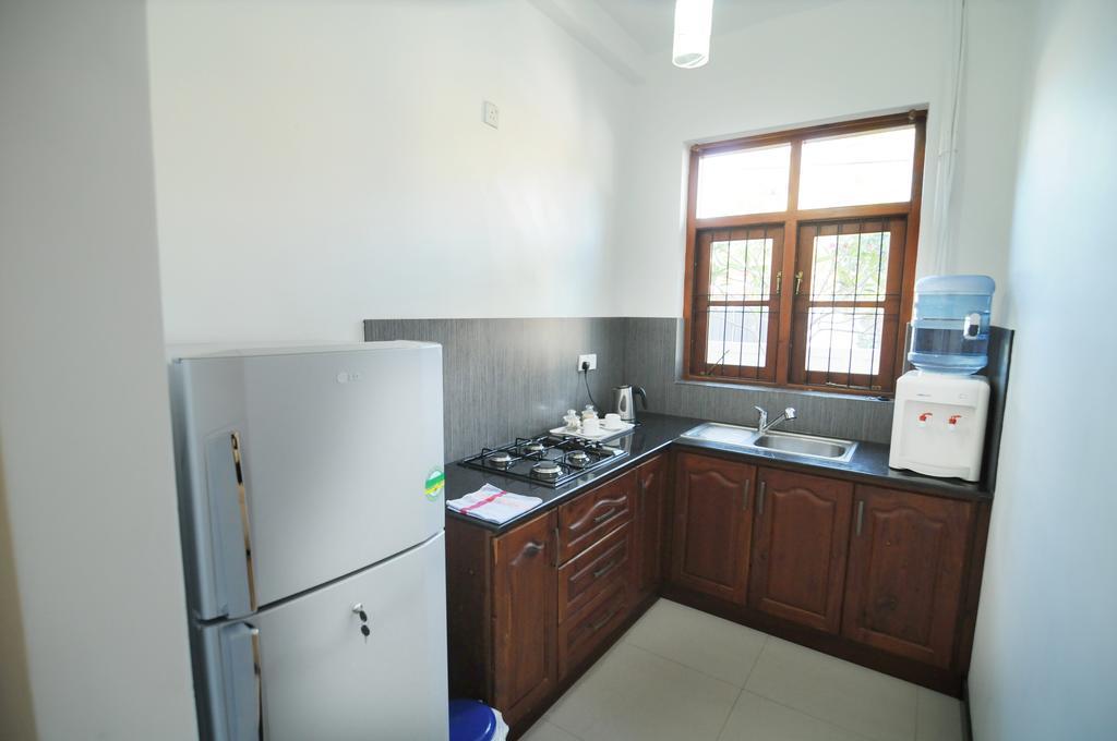 Park Lane Apartments Negombo Room photo