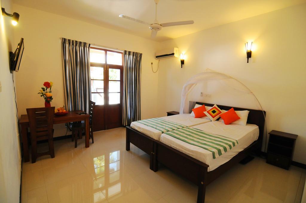 Park Lane Apartments Negombo Room photo